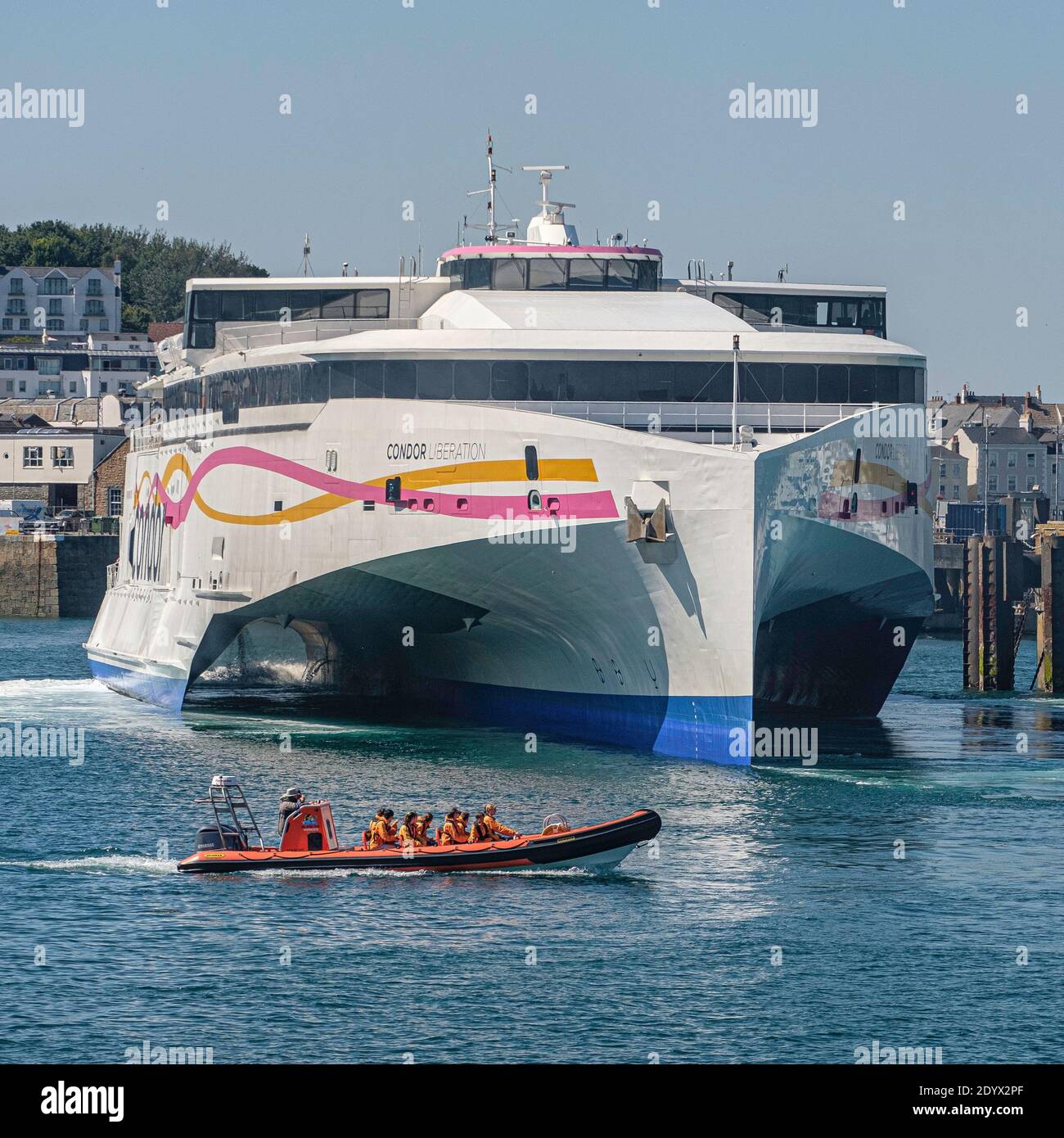 Traghetto passeggeri Condor Liberation in arrivo a St Peter Port Guernsey Foto Stock