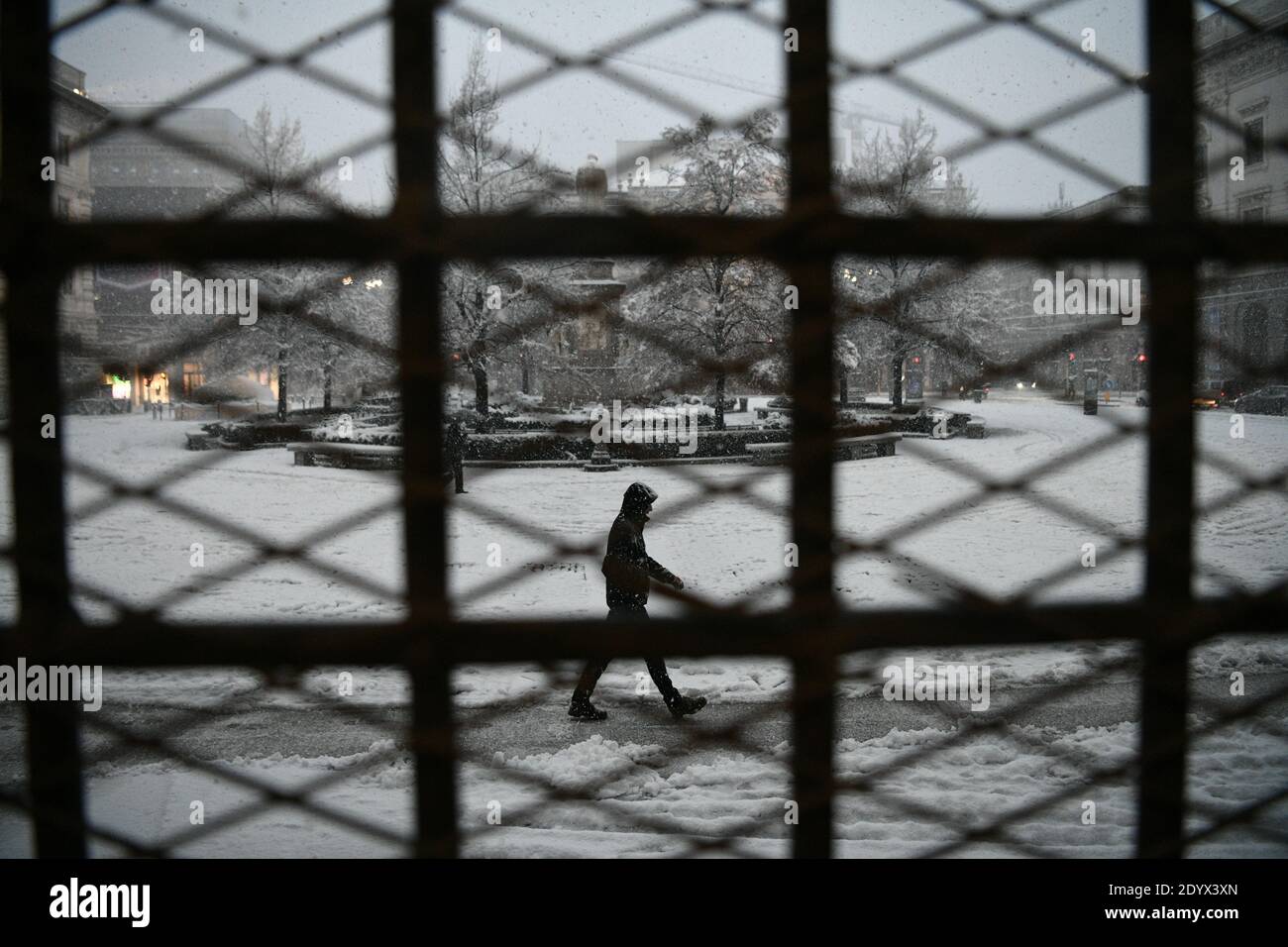 Milano, Italia. 28 Dic 2020. Caduta di neve pesante a Milano il 28 dicembre 2020 Credit: Piero Cruciatti/Alamy Live News Foto Stock