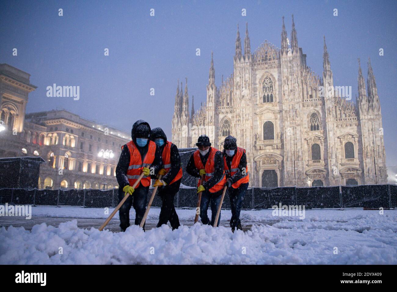 Milano, Italia. 28 Dic 2020. Gli operai hanno la neve in Piazza Duomo mentre la nevicata pesante colpisce Milano, Italia il 28 dicembre 2020 Credit: Piero Cruciatti/Alamy Live News Foto Stock