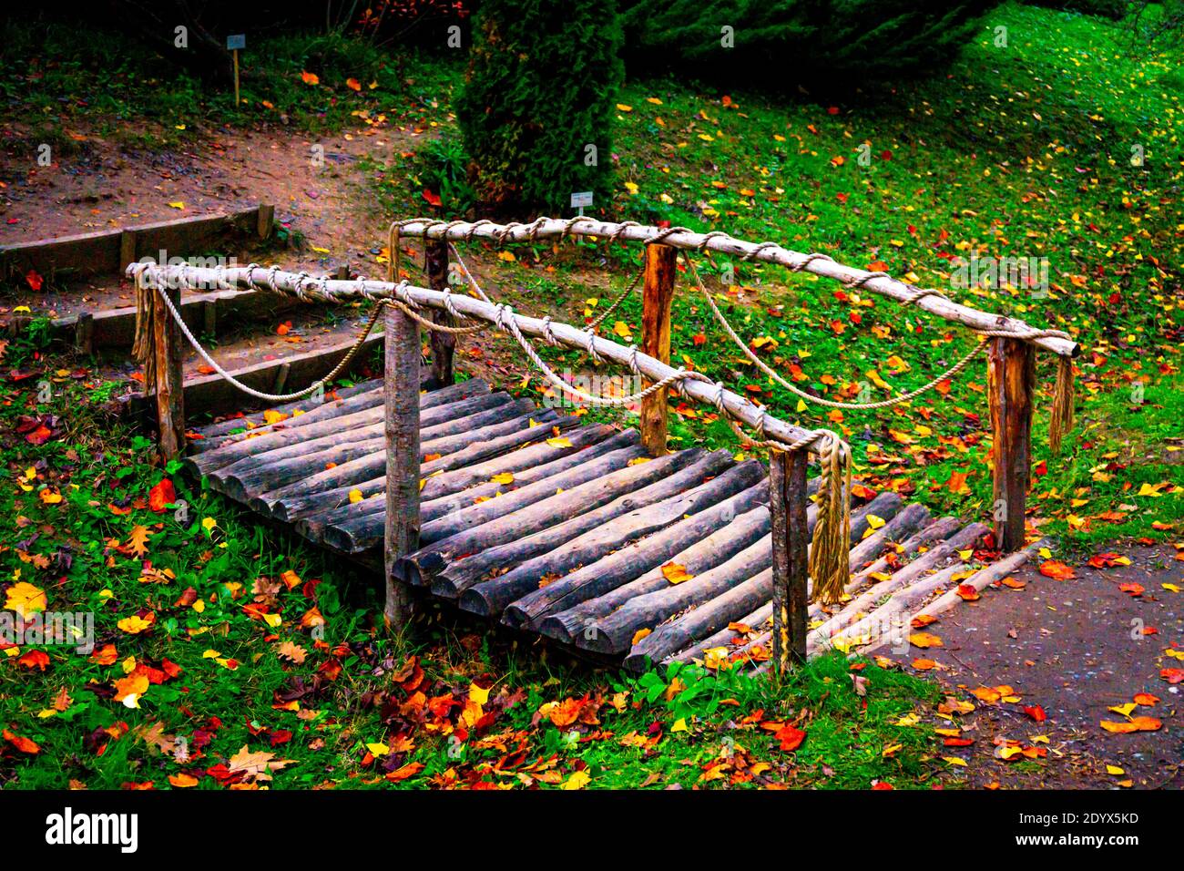 Un ponte di legno nel giardino botanico, Atatürk Arboretum Foto Stock