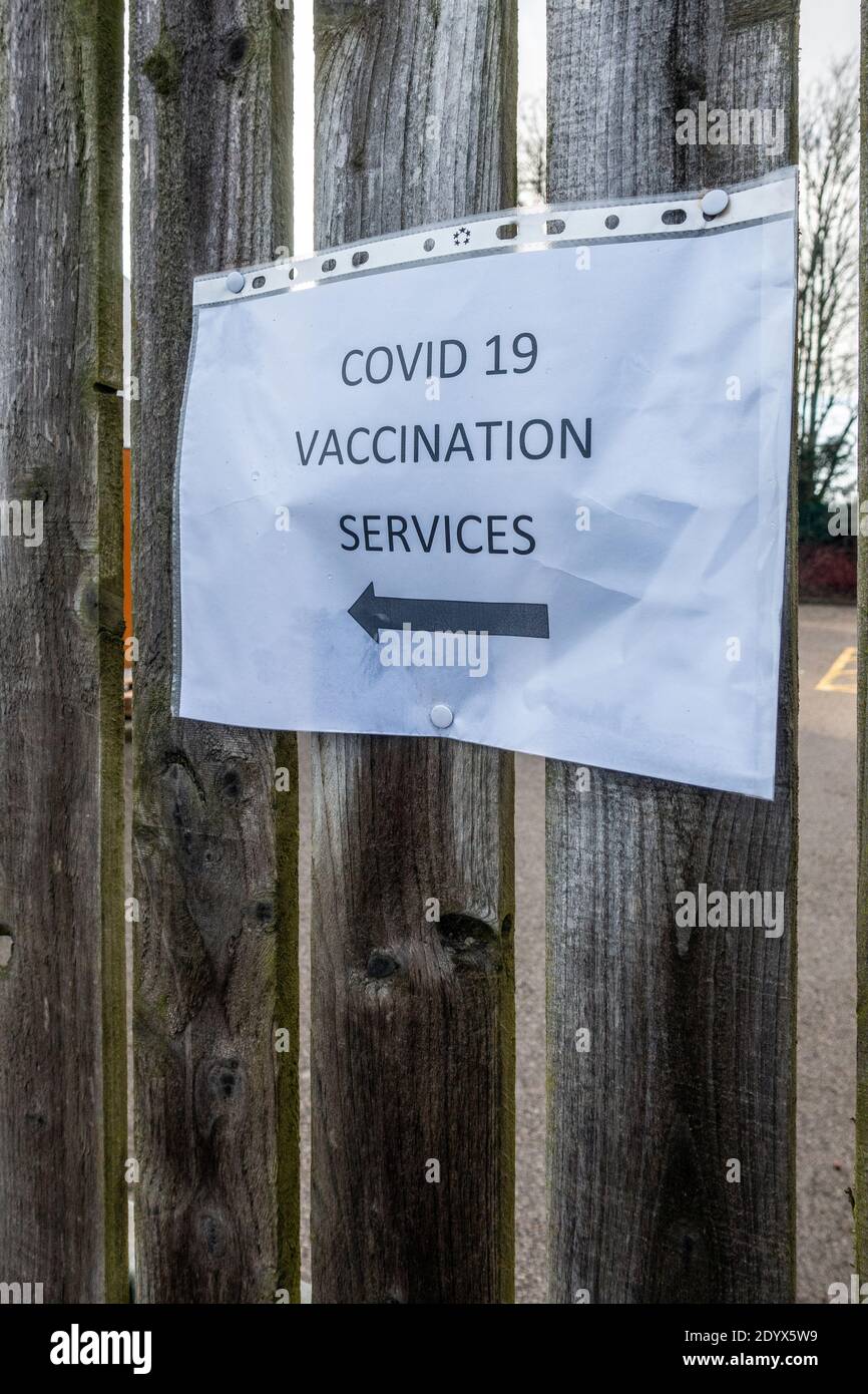 Cartello temporaneo per il centro di vaccinazione Covid-19 a Sheffield Foto Stock