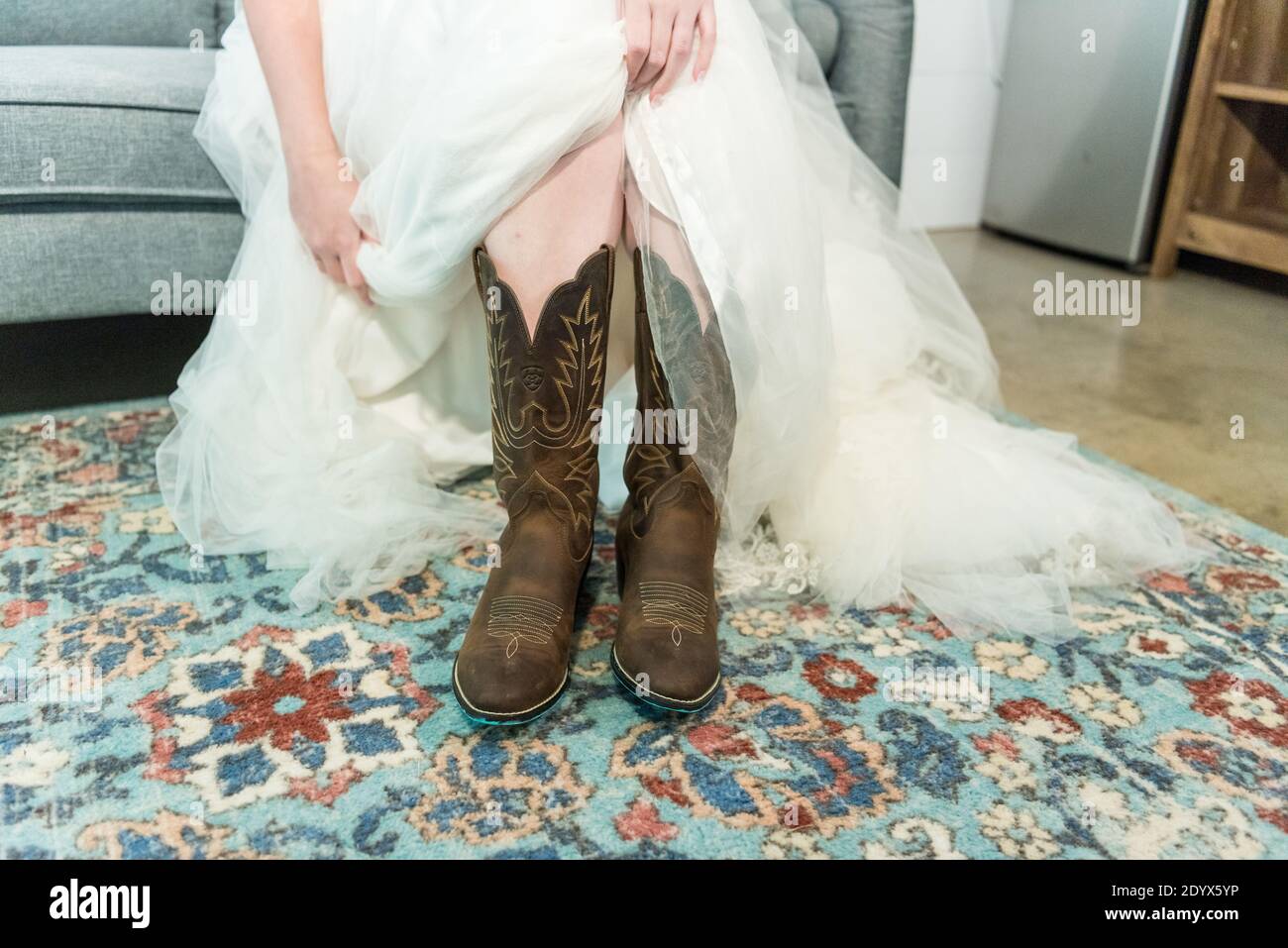 Sposa con i suoi stivali da cowboy per un matrimonio di campagna Foto stock  - Alamy
