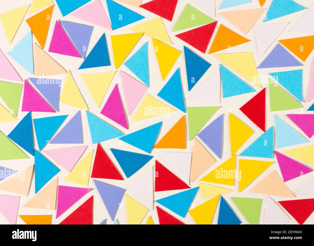 Mosaico di carta colorato su sfondo chiaro. Sfondo astratto. Sfondo geometrico. Foto Stock