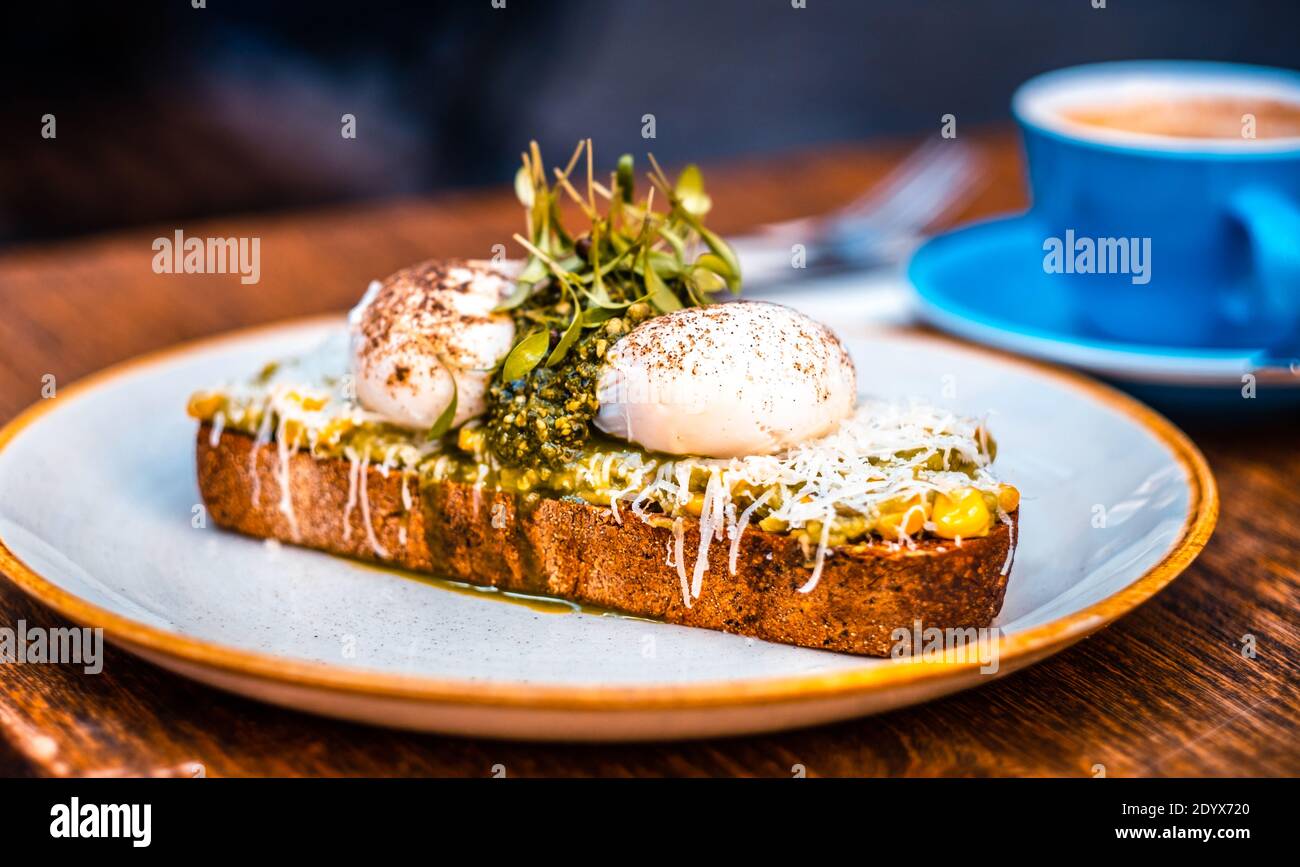 Vista ravvicinata dell'appetitoso sandwich di funghi su un tondo blu piastra Foto Stock