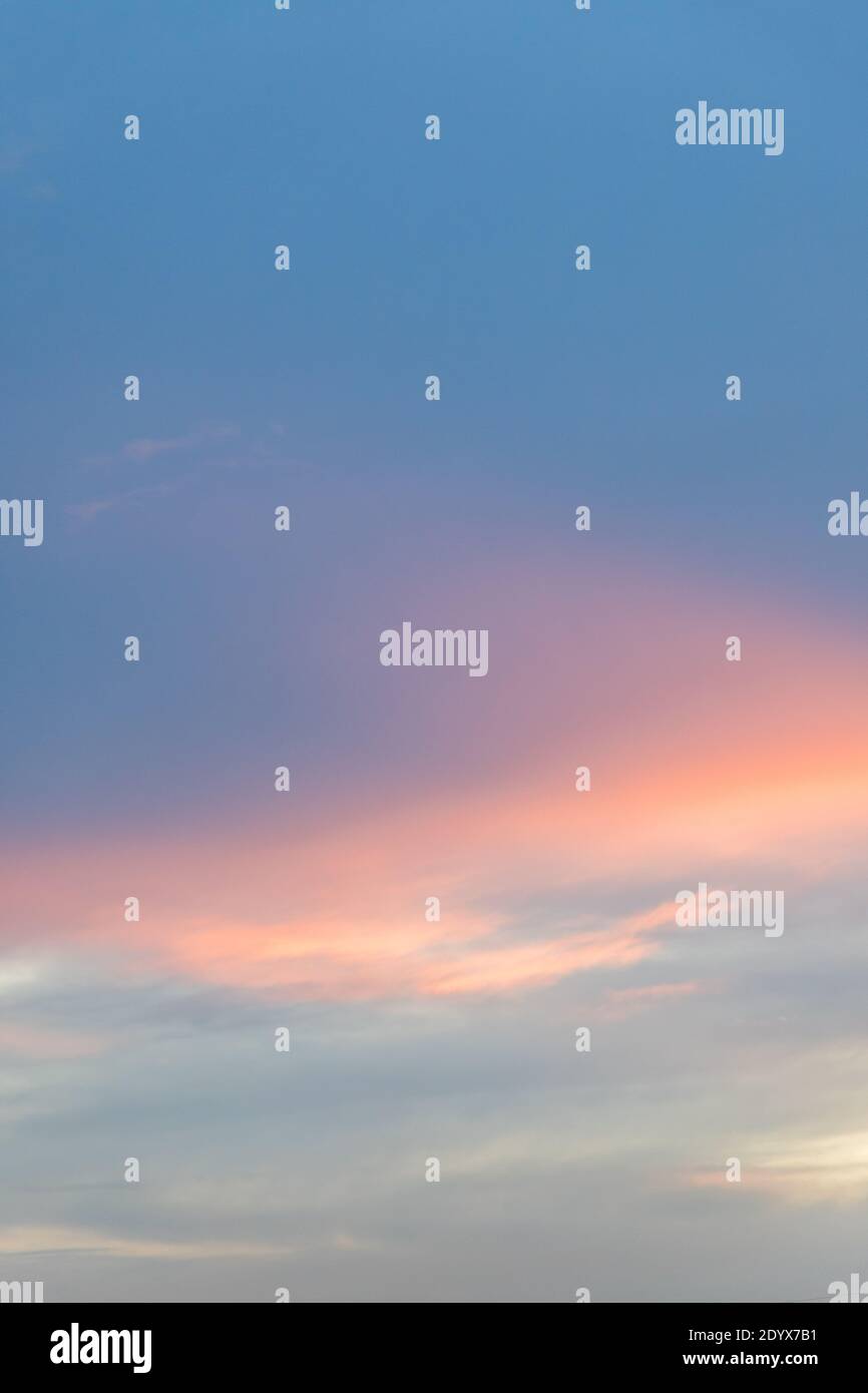 cielo e nuvola in blu e arancione sfumatura colori. Cielo colorato e liscio al tramonto. Foto Stock