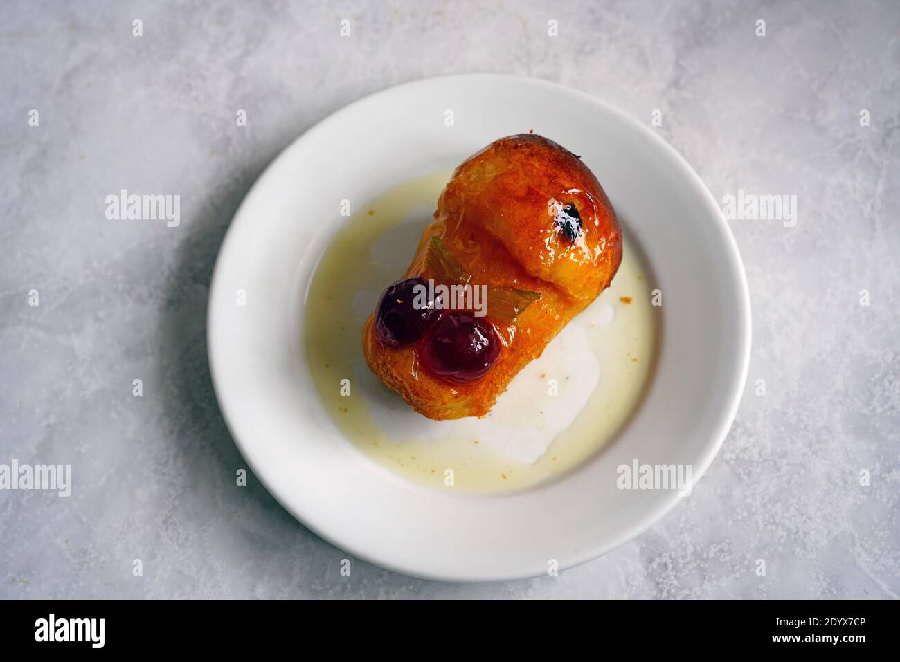Vista di una torta di baba au rhum in Francia Foto Stock