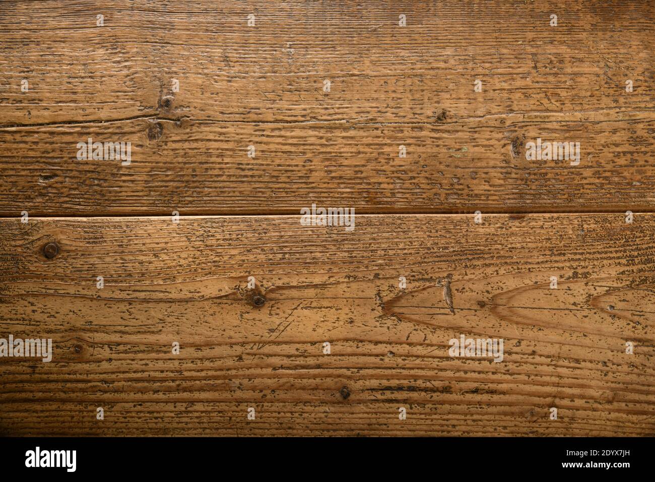 Struttura di fondo di due tavole di legno marrone naturale o di legno con disegno di legno e nodi in un primo piano su la superficie in full frame Foto Stock