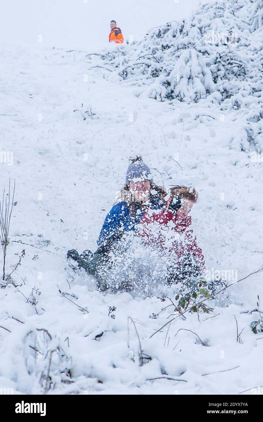 Kidderminster, Regno Unito. 28 dicembre 2020. Tempo nel Regno Unito: Un desiderio che si avveri per le famiglie che sognano quel 'Natale bianco' - anche se è un paio di giorni in ritardo! Il folklore del Worcestershire si sta svegliando questa mattina per trovare una nevicata significativa e entro le 9:00 sono fuori godendo questo meraviglioso paese d'inverno favoloso, slittando a velocità giù qualsiasi pendenza che possono trovare! Credit: Lee Hudson/Alamy Live News Foto Stock