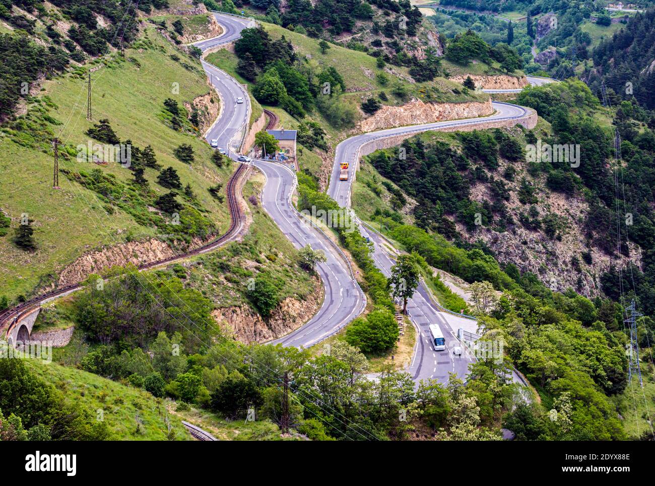 Punto panoramico presso Site du Pont Gisclard, Sauto, Languedoc-Roussillon, Francia. I tornanti si trovano sull'autostrada N116. Foto Stock