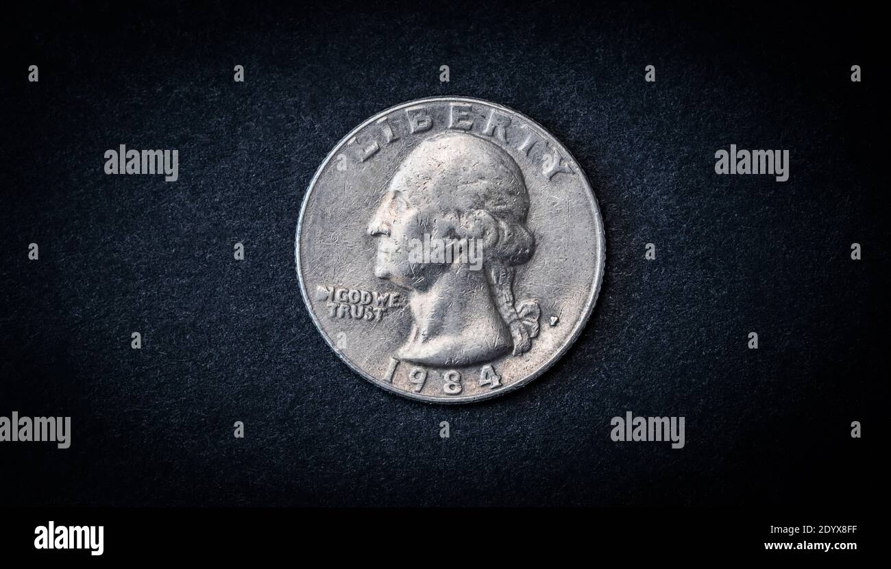 Moneta americana da un quarto di dollaro su sfondo scuro, vista dall'alto Foto Stock