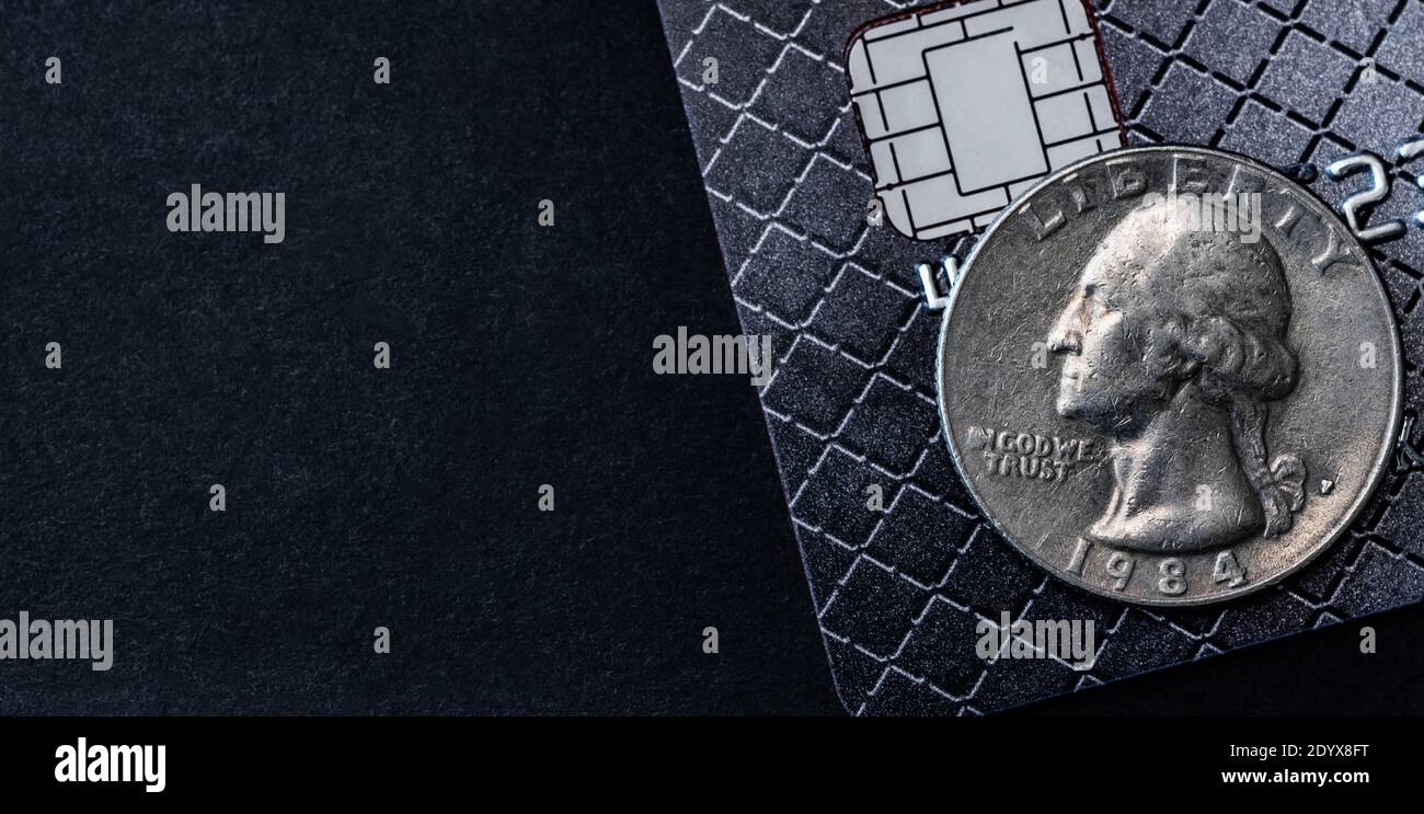 Moneta del dollaro giacente sulla carta di credito, vista ravvicinata Foto Stock