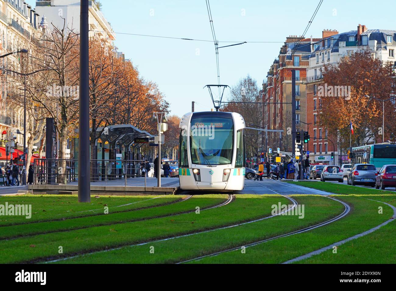 PARIGI, FRANCIA -18 dic 2020- Vista della linea del tram T3 aperta a Parigi nel dicembre 2006. Gestito dal RATP, segue i Boulevards des Marechaux Foto Stock