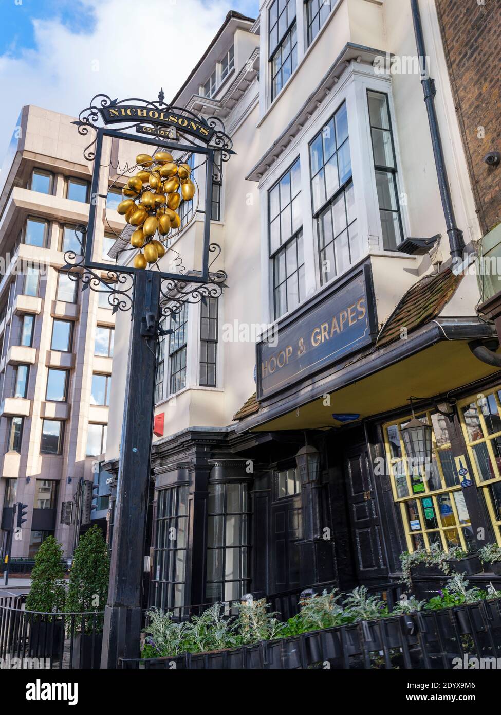 Hoop e Grapes pubblica casa, ricostruita 1721, famosa per essere a 50 metri da dove il Grande incendio di Londra 1666 fermò, ancora un aperto Foto Stock