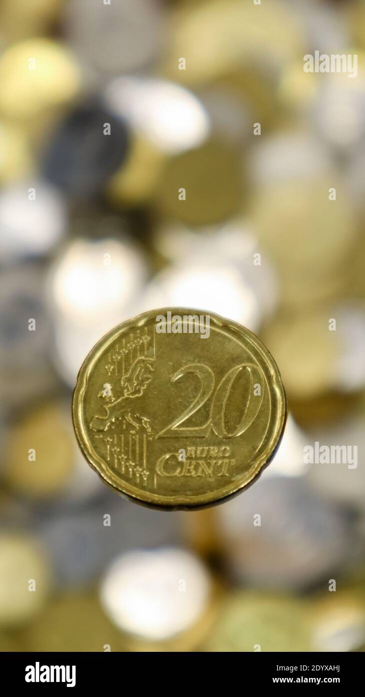 Vista ravvicinata di una moneta da 20 centesimi di euro. Questo è denaro.  Sfondo di denaro sfocato. Moneta sostituibile dell'eurozona del valore di  0.2 euro. La moneta è fatta Foto stock - Alamy