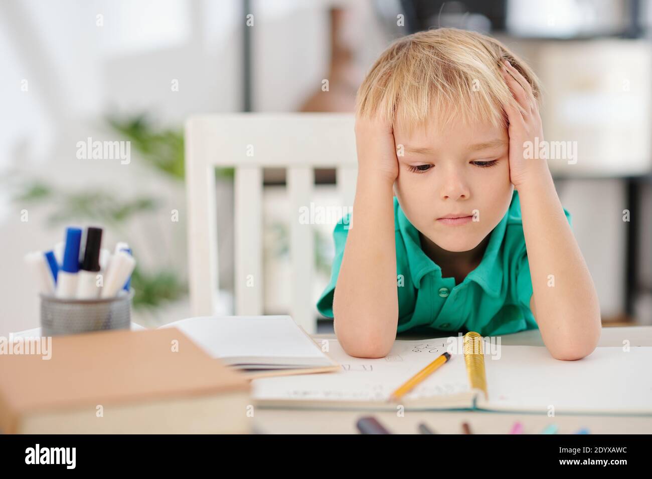 Scolaro che guarda il libro di testo aperto Foto Stock