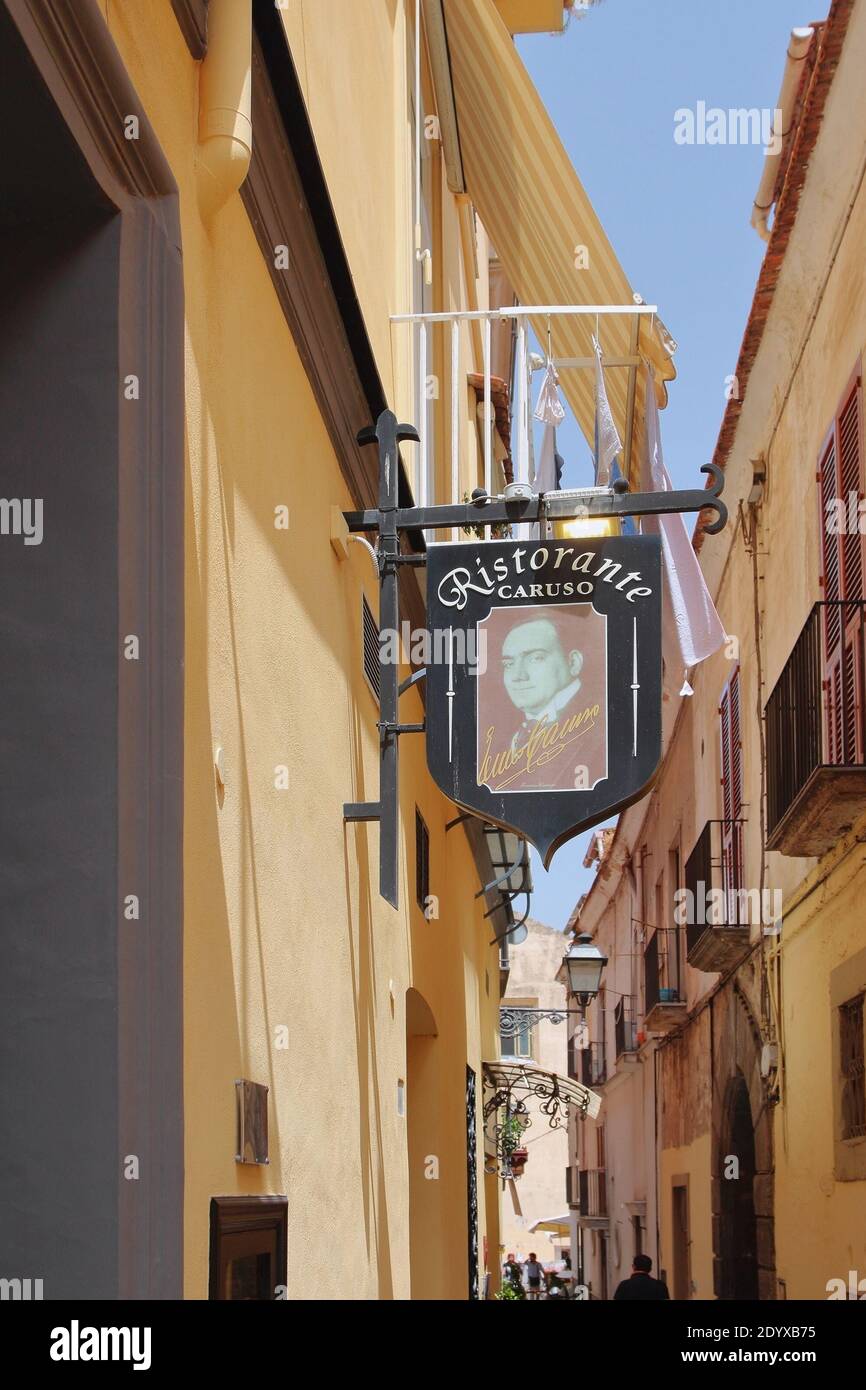 Sorrento, Italia - 9 luglio 2019: Strada stretta e segno 'Ristorante Caruso' Foto Stock