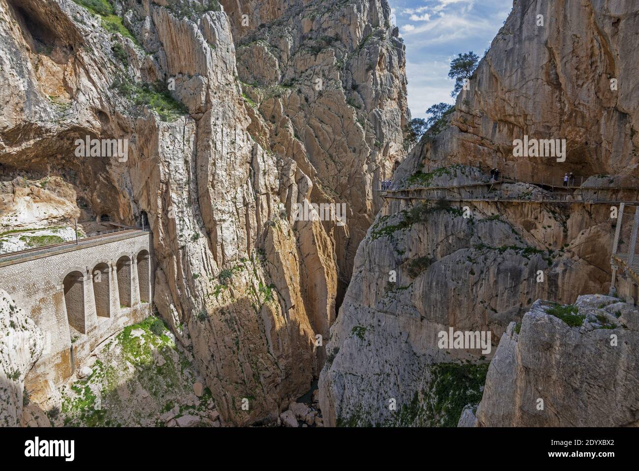 La passerella El Caminito del Rey, costellata lungo una stretta gola a El Chorro, vicino ad Ardales, in provincia di Málaga, Spagna Foto Stock