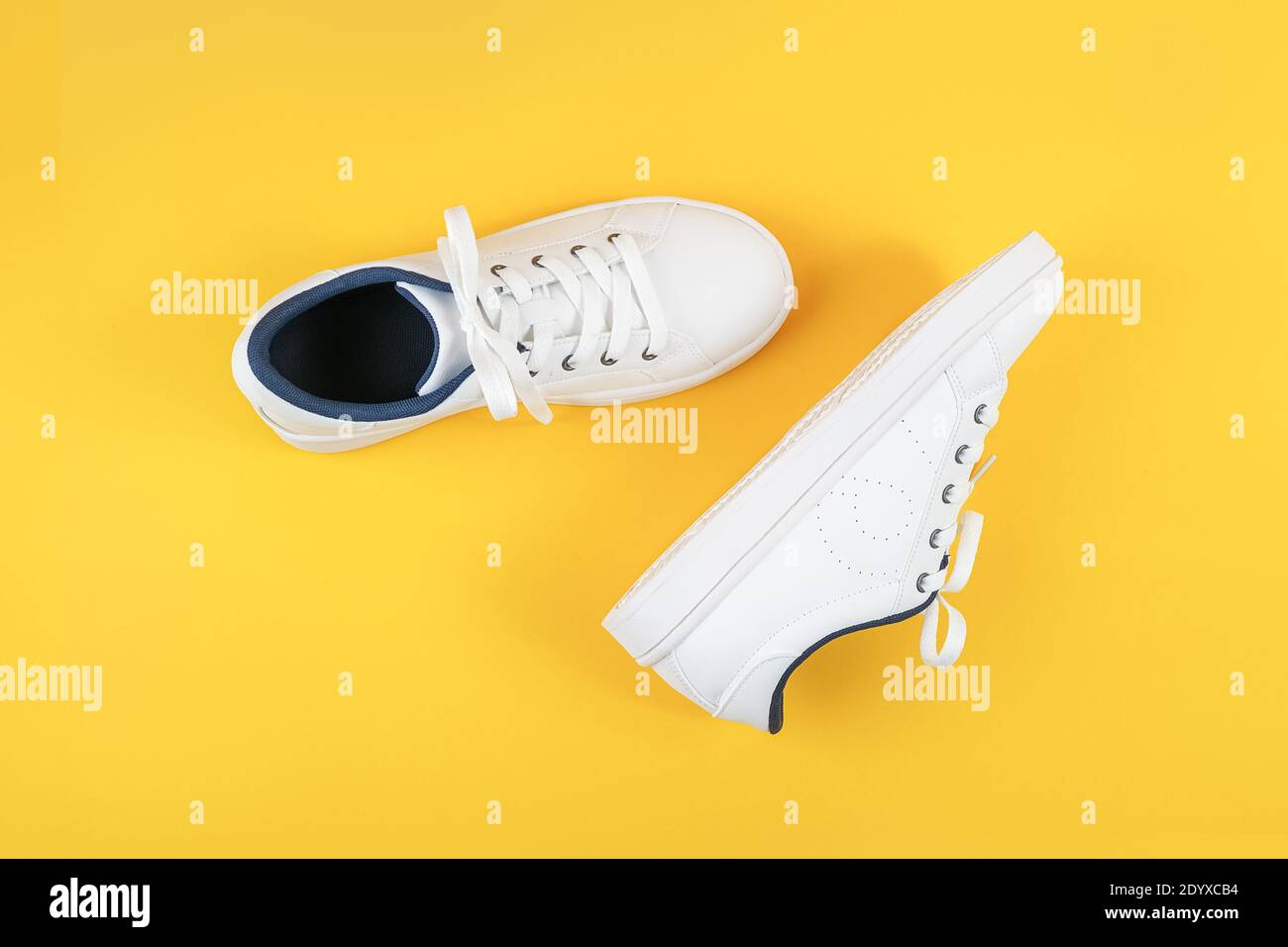 Scarpe sportive bianche, sneakers con scarpe da ginnastica su sfondo  giallo. Concept Sport Lifestyle Vista dall'alto piatto Foto stock - Alamy
