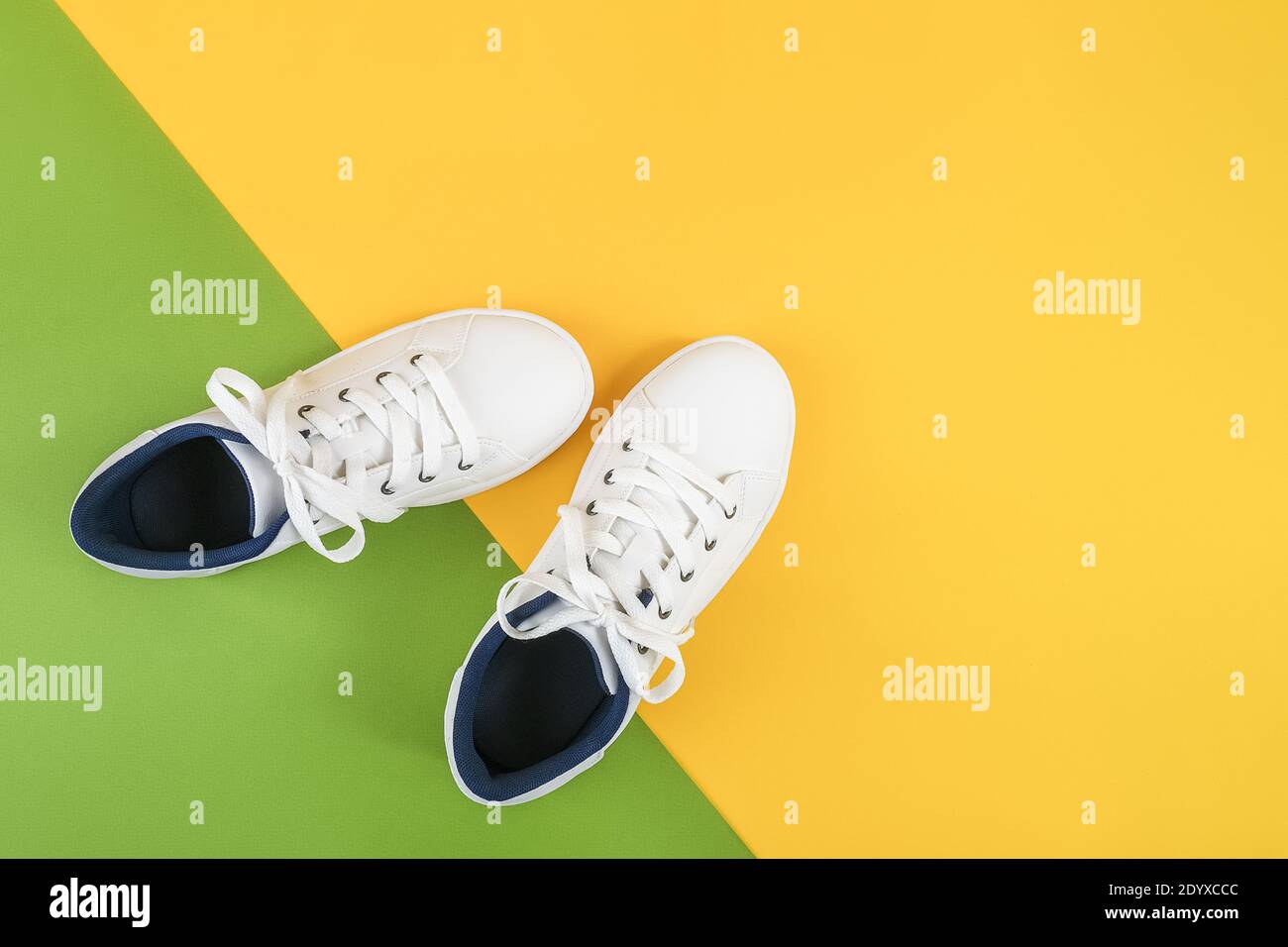 Scarpe sportive bianche, sneakers con scarpe da ginnastica su sfondo verde  e giallo. Concept Sport Lifestyle Vista dall'alto piatto Foto stock - Alamy