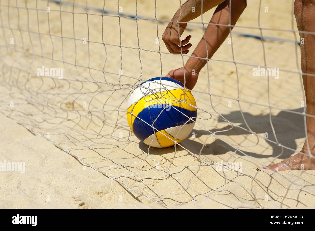 Beach volley ball: L'uomo prende una palla Foto Stock
