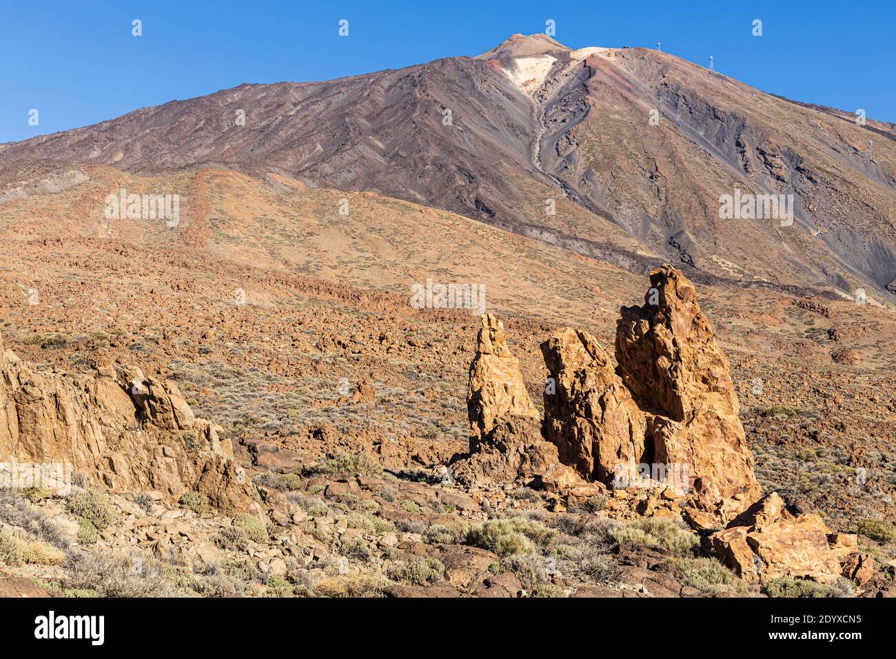 Formazioni rocciose vulcaniche e Monte Teide nel Parco Nazionale, Las Canadas del Teide, Tenerife, Isole Canarie, Spagna Foto Stock