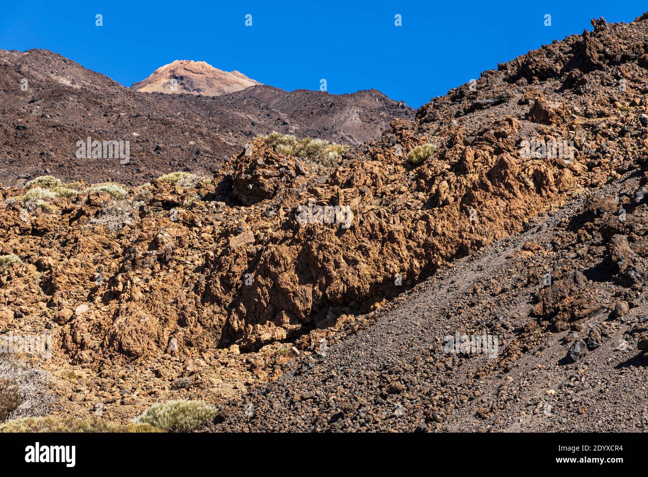 Flusso lavico solidificato, paesaggio vulcanico sul sentiero per Pico Viejo nel Parco Nazionale, Las Canadas del Teide, Tenerife, Isole Canarie, Spagna Foto Stock