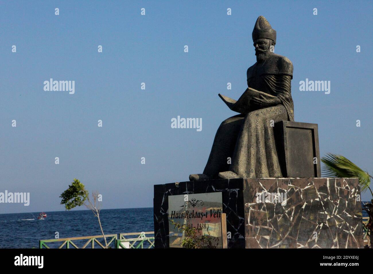 21 settembre 2020: Erdemli, Turchia. Una statua di Haji Bektas Veli, un importante filosofo turco del XIII secolo, presso la riva di Erdemli nella provincia turca di Mersin. Haji Bektas Veli era un filosofo, così come un mistico musulmano e umanista da Nishabur, a Khorasan, che poi si stabilì a Sulucukarahoyuk in Anatolia dove sviluppò la sua tolleranza e la sua filosofia basata sull'amore umano. Egli ha anche istituito il sistema di credenze del Bektashismo, un ordine religioso dell'Alevismo basato su una comprensione spirituale dell'Islam razionale, progressista e umanista. I suoi insegnamenti hanno avuto un grande impatto culturale in Foto Stock