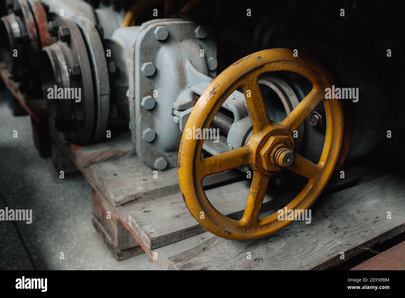 Una grande valvola di chiusura si trova su un pallet nel magazzino. Stoccaggio di attrezzature per la gassificazione. Foto Stock