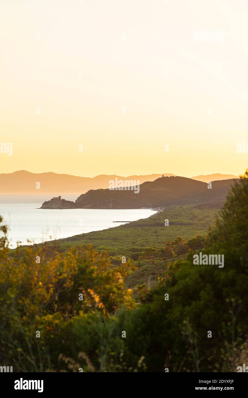 Vista da Castiglione della Pescaia attraverso la baia di Rochette fino al Mar Tirreno e l'isola d'Elba al tramonto, Maremma, Toscana, Italia Foto Stock