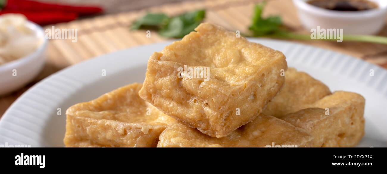 Tofu spinoso fritto, cagliata di fagioli fermentati con verdure di cavolo sottaceto, famoso e delizioso cibo di strada a Taiwan. Foto Stock