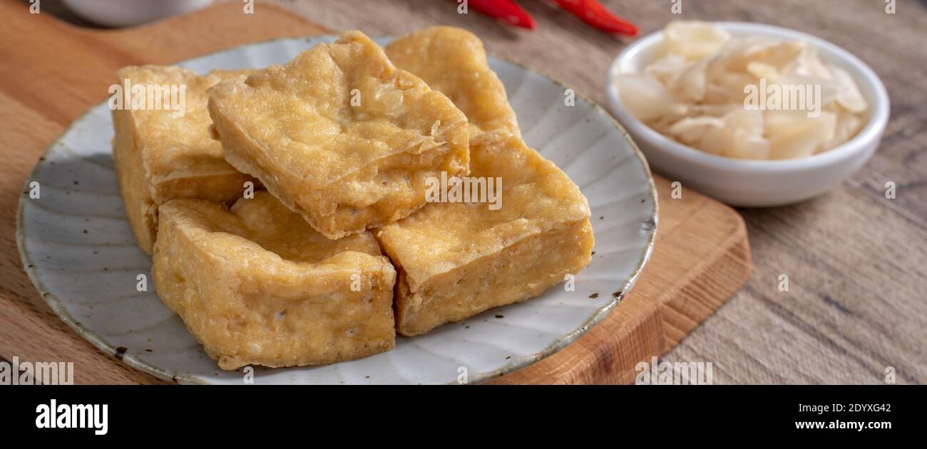 Tofu spinoso fritto, cagliata di fagioli fermentati con verdure di cavolo sottaceto, famoso e delizioso cibo di strada a Taiwan. Foto Stock