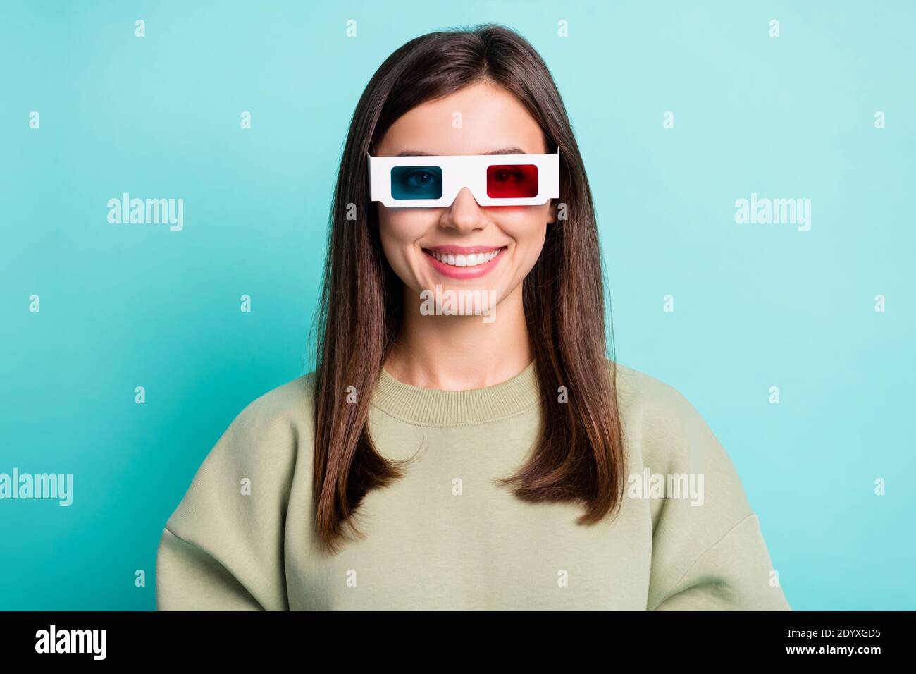 Ritratto fotografico di una donna sorridente in occhiali 3d isolati sfondo di colore ciano brillante Foto Stock