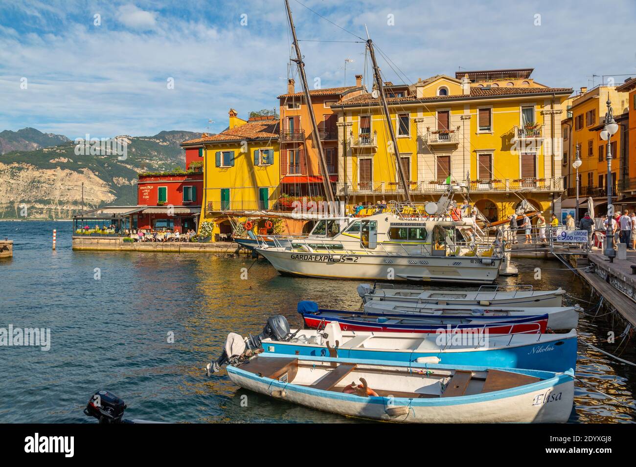 Vista del porto e dell'architettura in una giornata di sole, Malcesine, Lago di Garda, Provincia di Verona, Italia, Europa Foto Stock