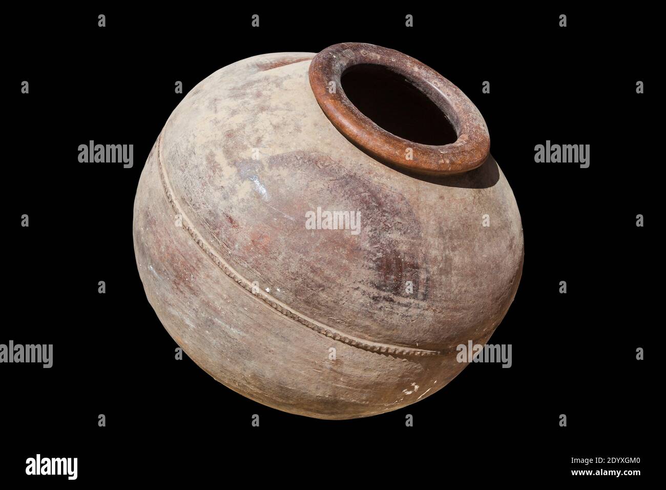 Antico cipriota greco romano cotto creta vaso di vino tagliato e isolato su uno sfondo nero, foto stock Foto Stock