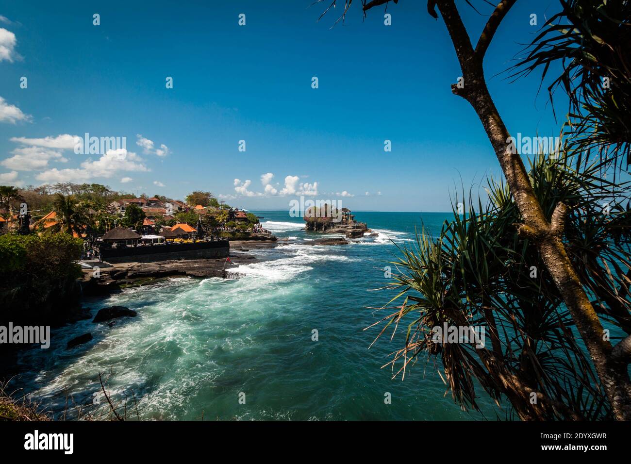 La vista del tempio di Tanah Lot da lontano su un Giornata di sole a Bali Foto Stock