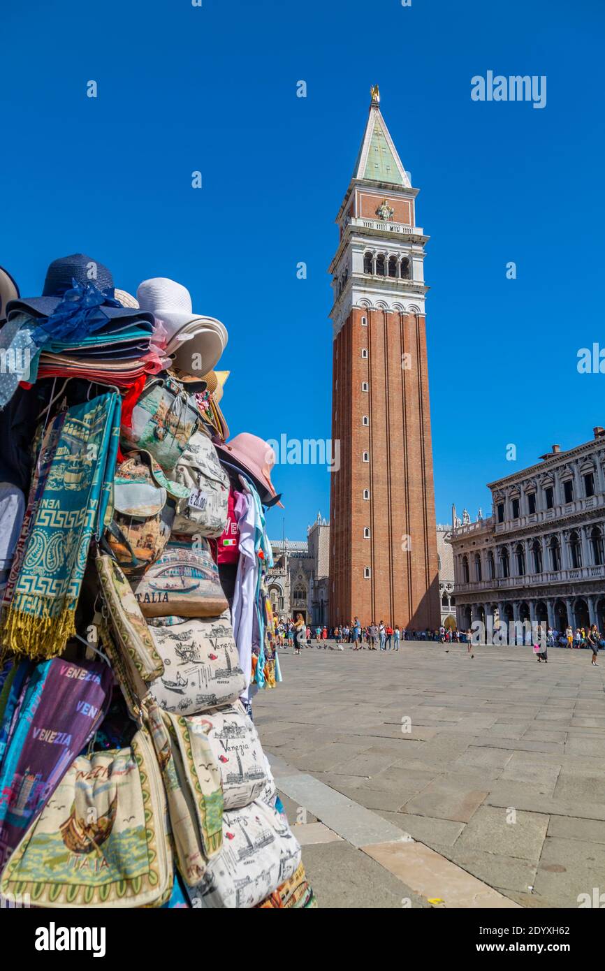 Vista del Campanile e souvenir in Piazza San Marco e cielo blu, Venezia, Veneto, Italia, Europa Foto Stock