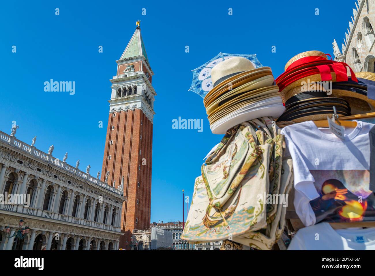 Vista del Campanile e souvenir in Piazza San Marco, Venezia, Veneto, Italia, Europa Foto Stock