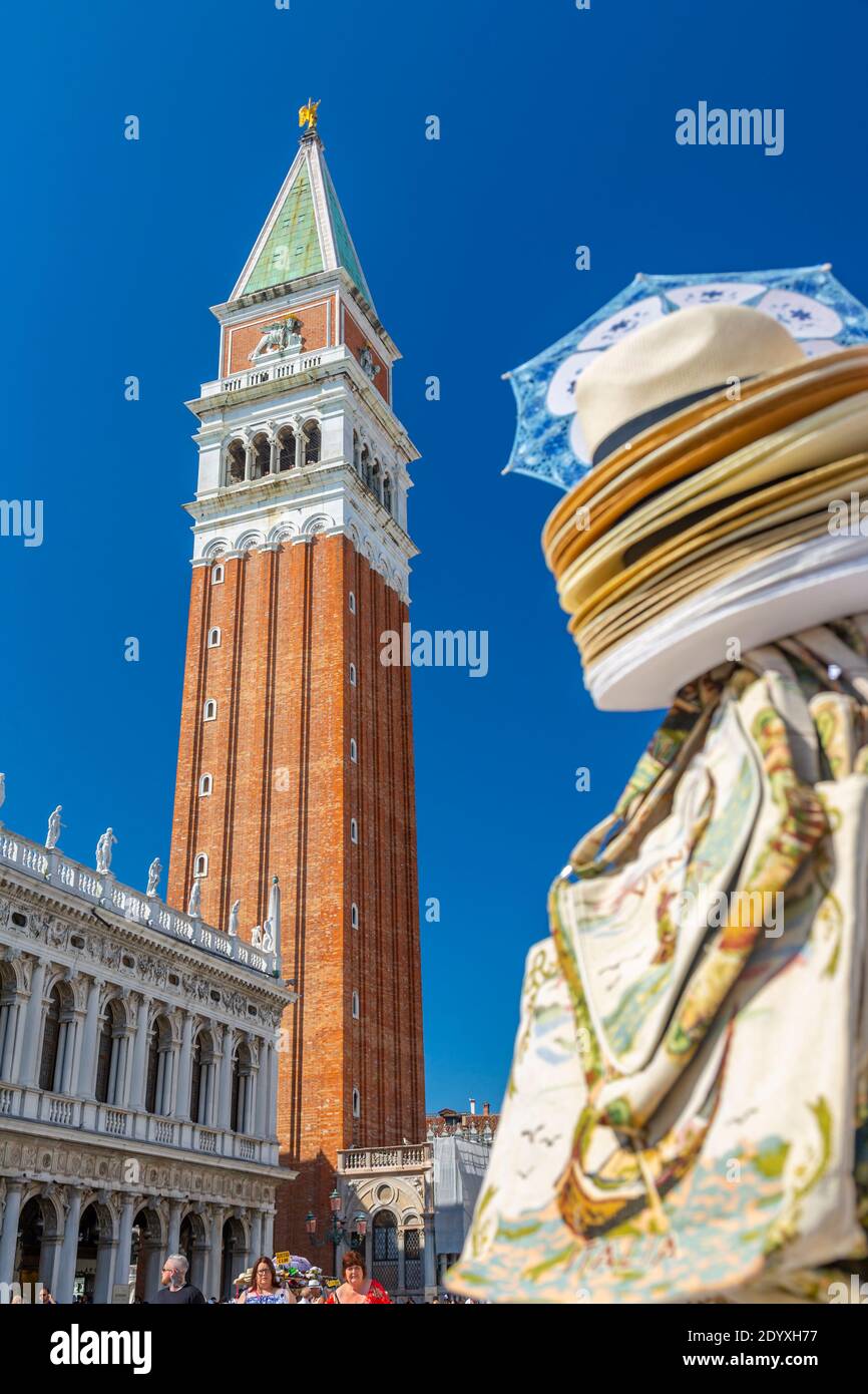 Vista del Campanile e souvenir in Piazza San Marco, Venezia, Veneto, Italia, Europa Foto Stock