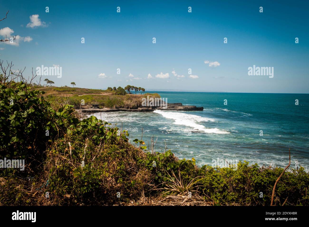 La vista del mare vuoto con il mare ondulato Vicino al tempio Tanah Lot a Bali Foto Stock