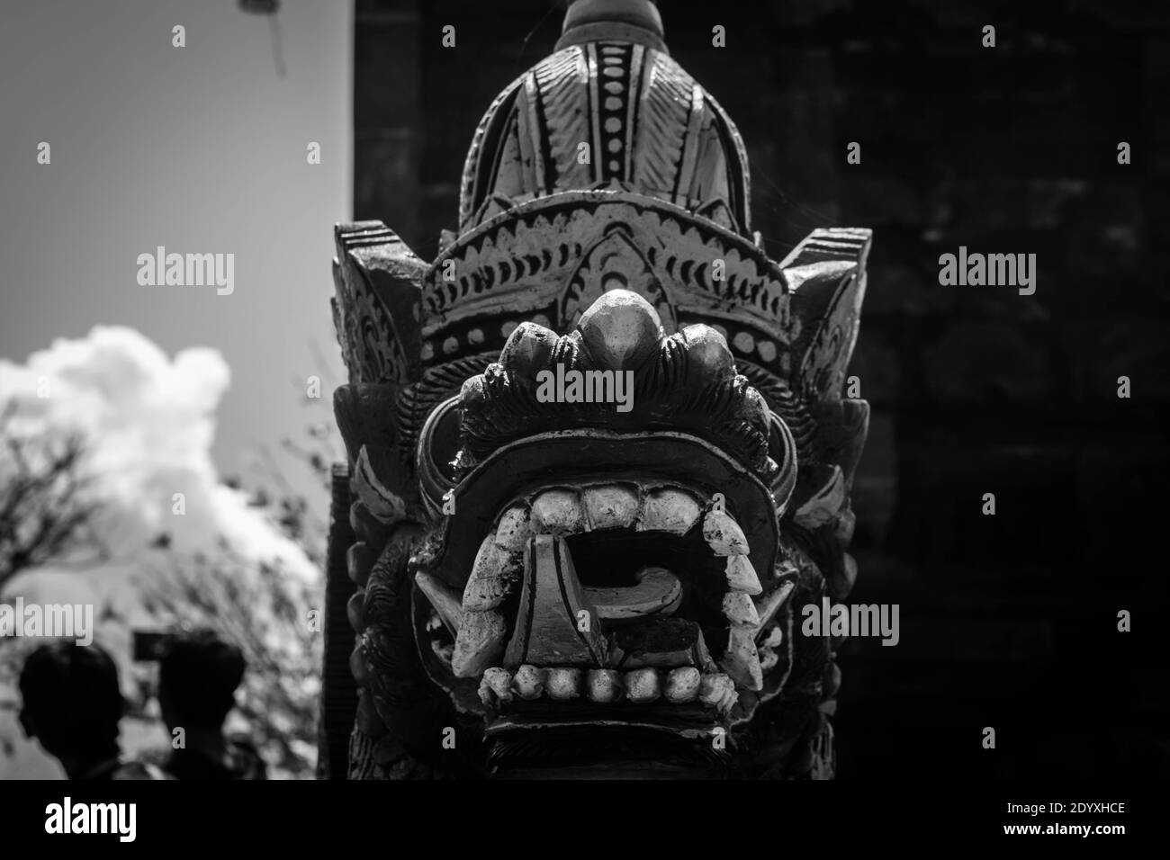 Un'immagine in bianco e nero di un Dvarapala (guardiano della porta) Al Tempio Tanah Lot a Bali Foto Stock
