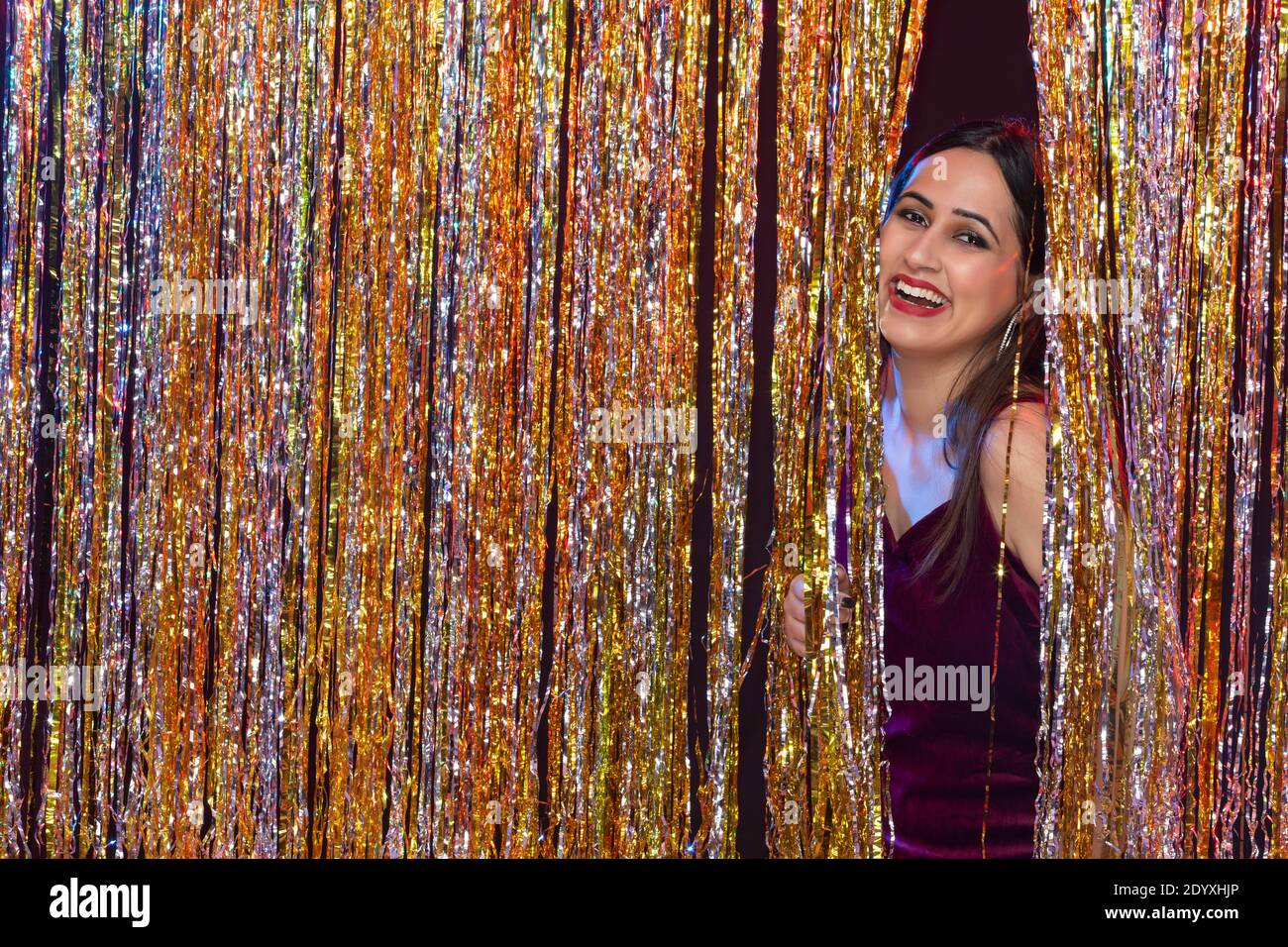 Giovane donna che festeggia la festa di Capodanno Foto Stock