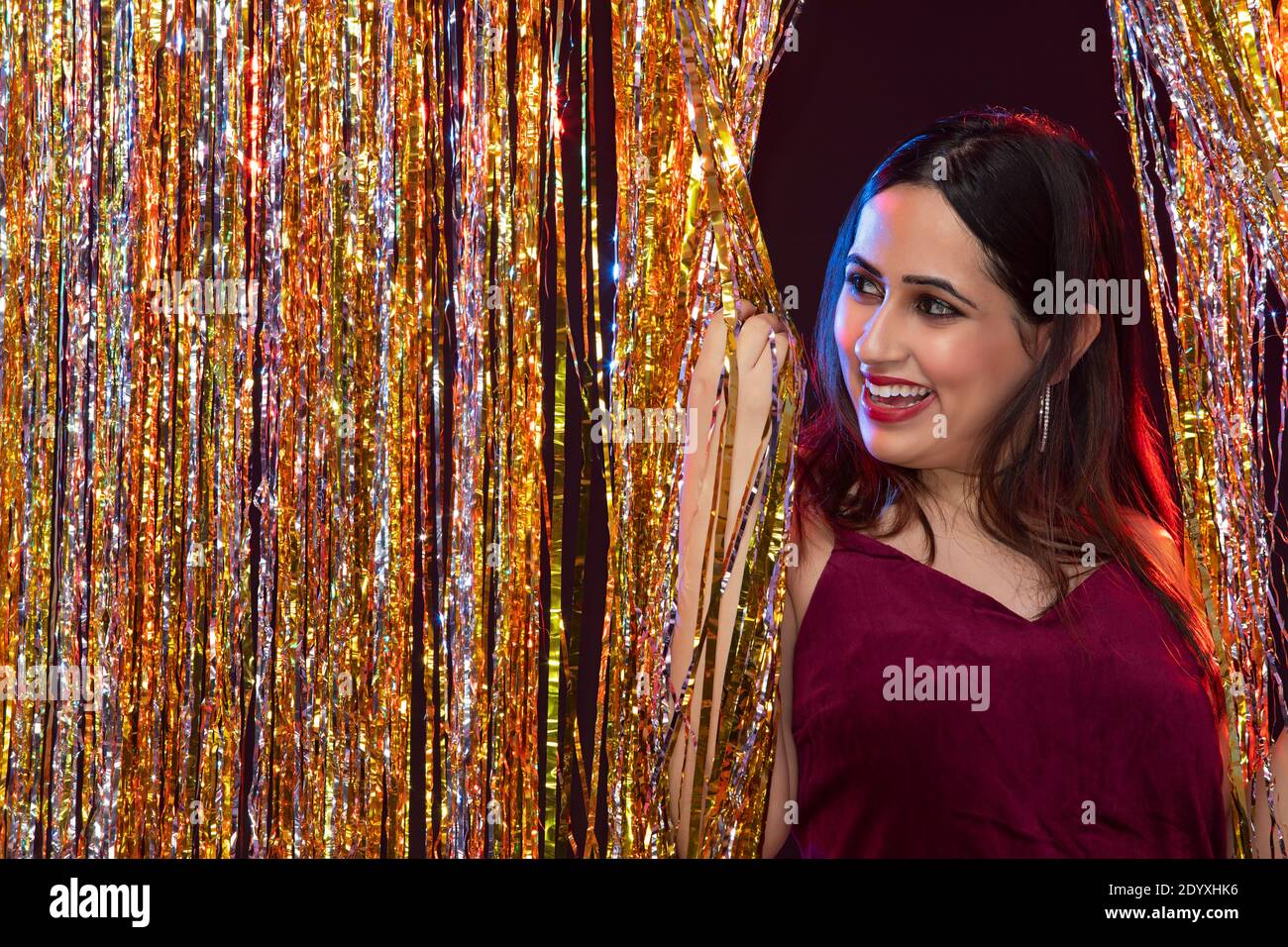 Giovane donna che festeggia la festa di Capodanno Foto Stock