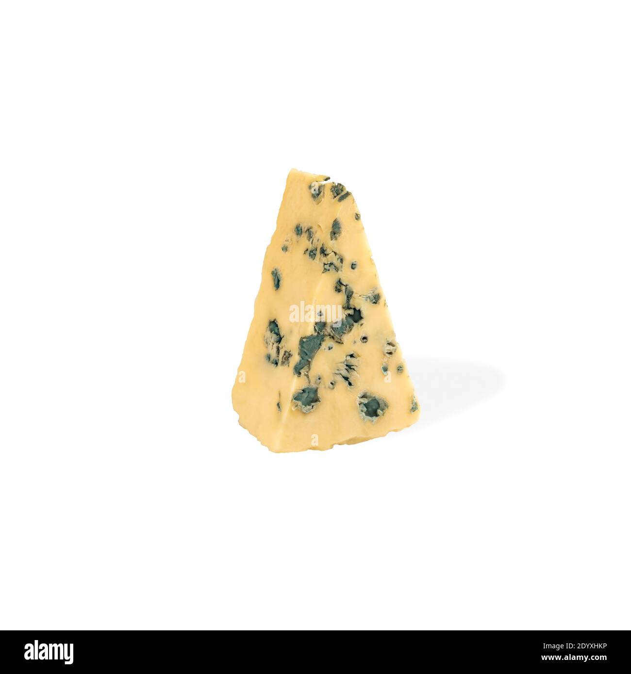 pezzo di formaggio triangolare con muffa. formaggio blu. Cuneo di formaggio blu dor blu morbido con muffa isolata su sfondo bianco Foto Stock