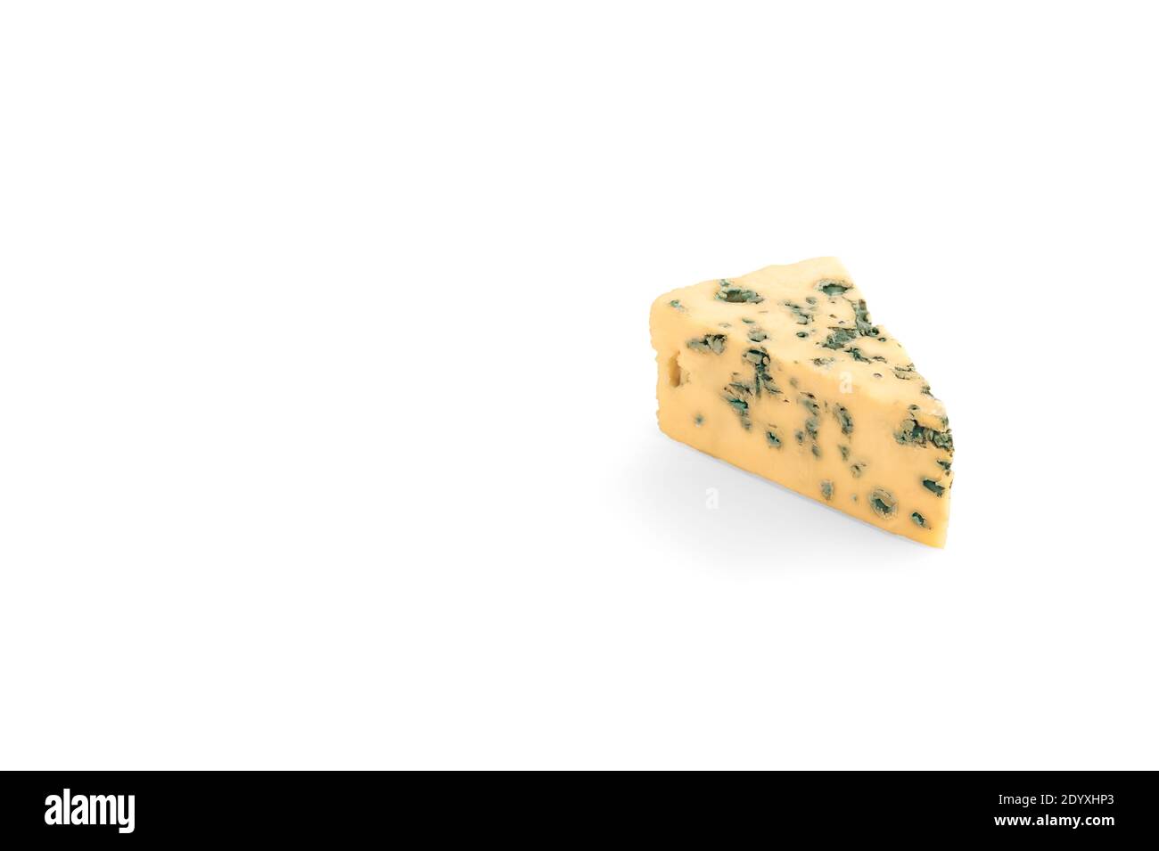 pezzo di formaggio triangolare con muffa. formaggio blu. Cuneo di formaggio blu dor blu morbido con muffa isolata su sfondo bianco Foto Stock