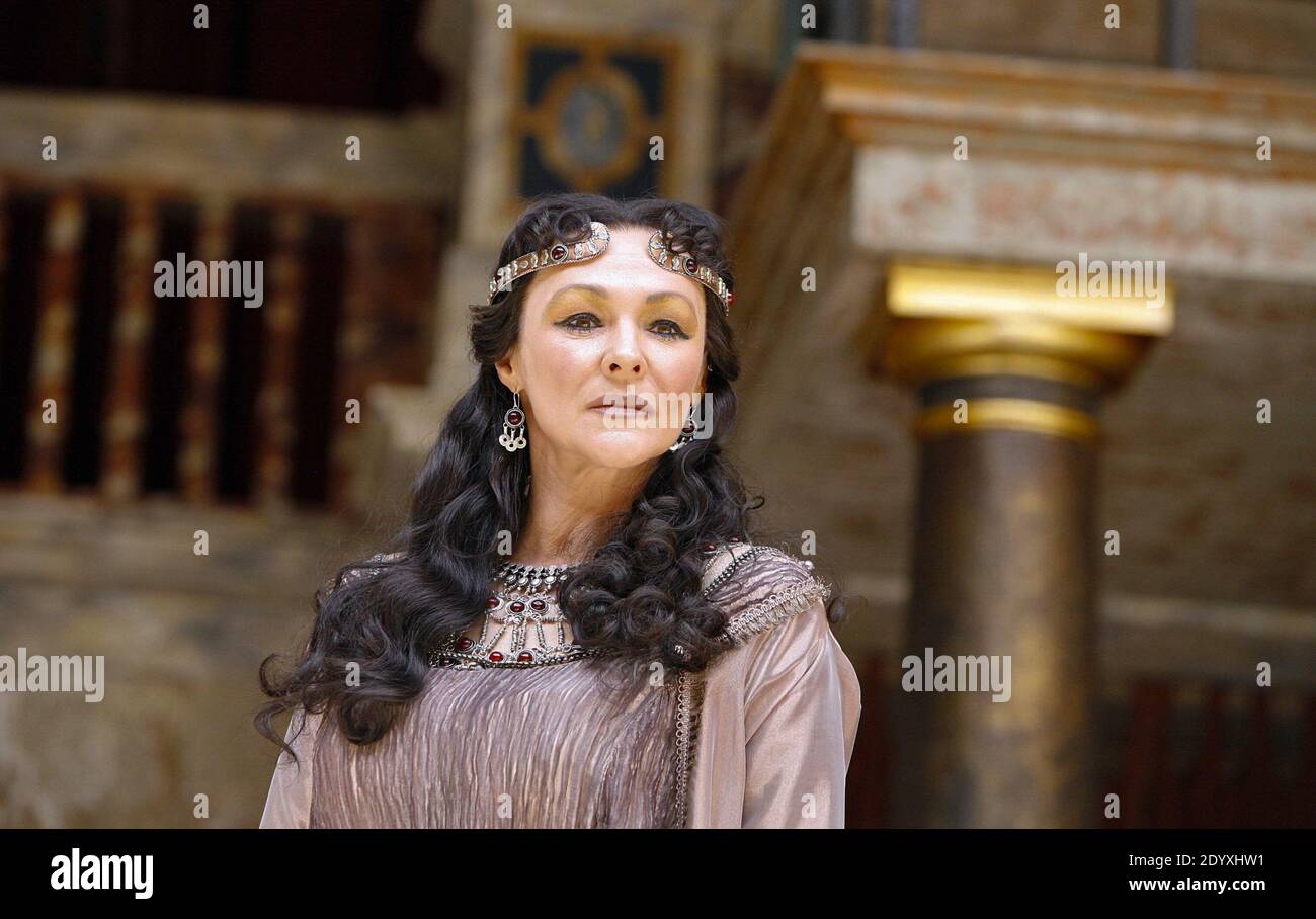Frances Barber (Cleopatra) in ANTONY E CLEOPATRA di Shakespeare al Globe di Shakespeare, Bankside, Londra SE1 05/07/2006 regista / Master of Play: Dominic Dromgoole Foto Stock