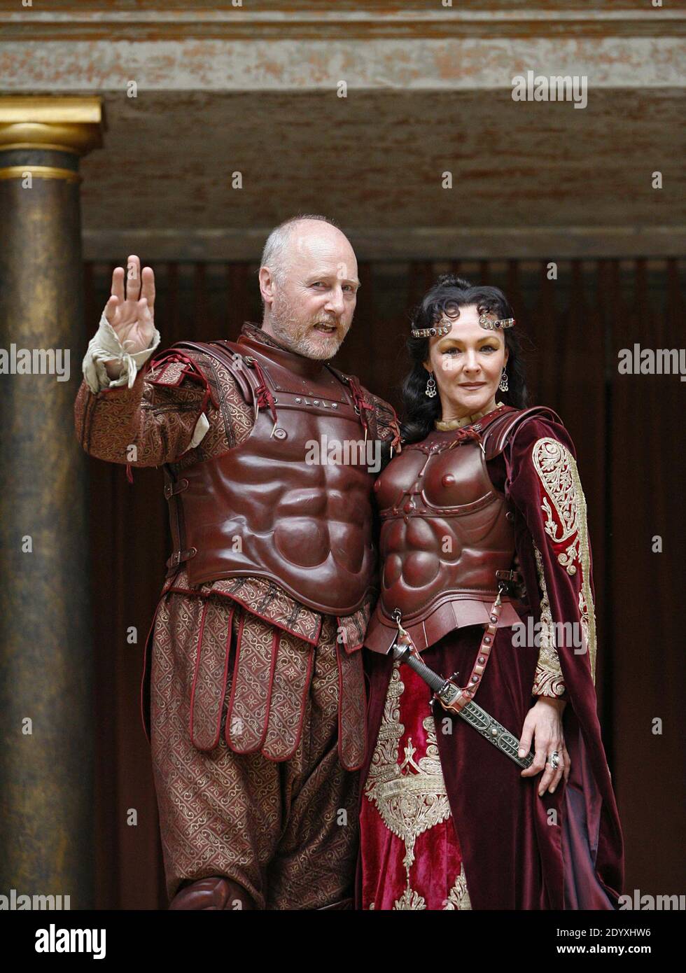 Nicholas Jones (Mark Antony), Frances Barber (Cleopatra) in ANTONY E CLEOPATRA di Shakespeare al Globe di Shakespeare, Bankside, Londra SE1 05/07/2006 regista / Master of Play: Dominic Dromgoole Foto Stock