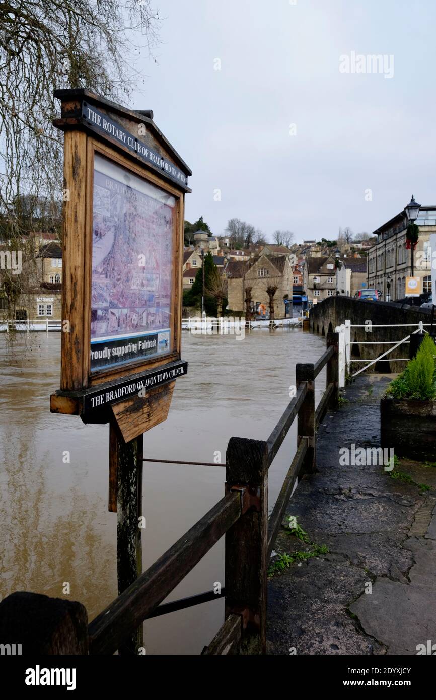 Bradford-on-Avon, Wiltshire, 28 dicembre 2020. Le forti piogge di Storm Bella hanno innalzato il livello del fiume Avon che attraversa lo storico Bradford-on-Avon. Sono in vigore barriere temporanee contro le inondazioni. L'inverno 2013 ha visto la città allagata e sono ora disponibili difese temporanee più robuste. Credit: JMF News/Alamy Live News Foto Stock