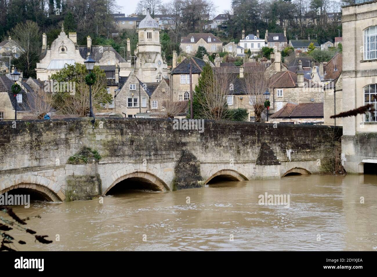 Bradford-on-Avon, Wiltshire, 28 dicembre 2020. Le forti piogge di Storm Bella hanno innalzato il livello del fiume Avon che attraversa lo storico Bradford-on-Avon. Sono in vigore barriere temporanee contro le inondazioni. L'inverno 2013 ha visto la città allagata e sono ora disponibili difese temporanee più robuste. Credit: JMF News/Alamy Live News Foto Stock