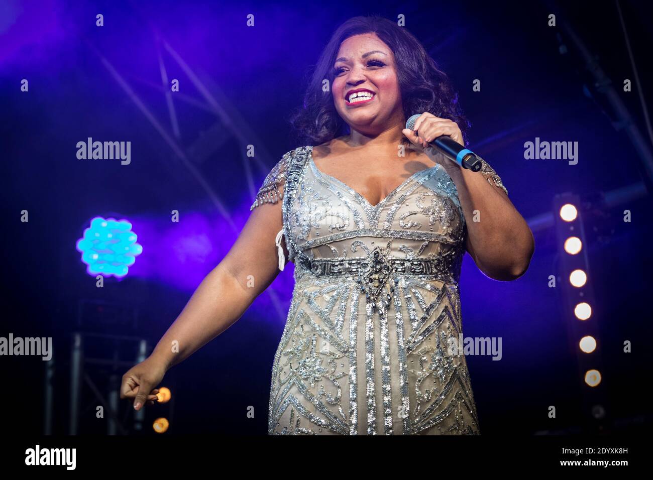 Canta Marisha Wallace. Il cast del musical di successo "The Dreamgirls" si esibirà sul palco di Regent Street Christmas Lights Switch, Londra, Inghilterra Foto Stock