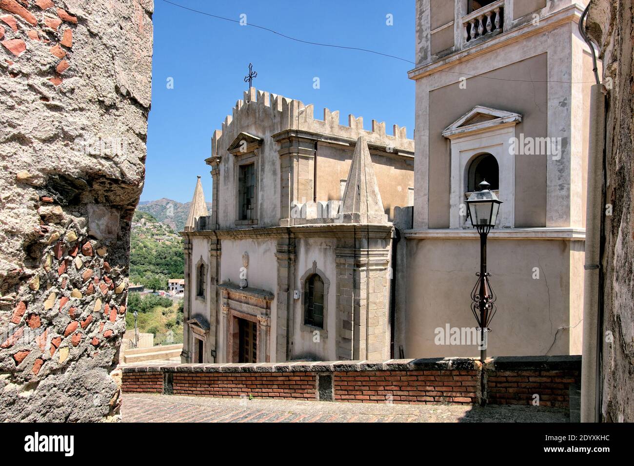 Nel centro storico di Savoca la Chiesa di San Nicola in Sicilia testimonianza di architettura religiosa Foto Stock